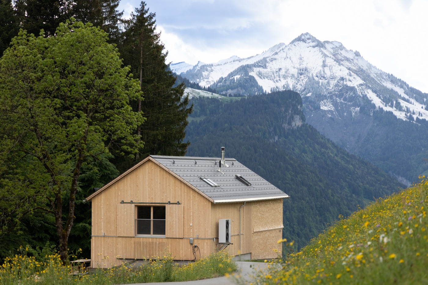 Das Haus mit Blick auf die verschneiten Berge