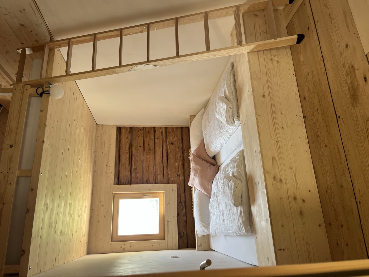 Gemütliche Schlafnische mit Fenster