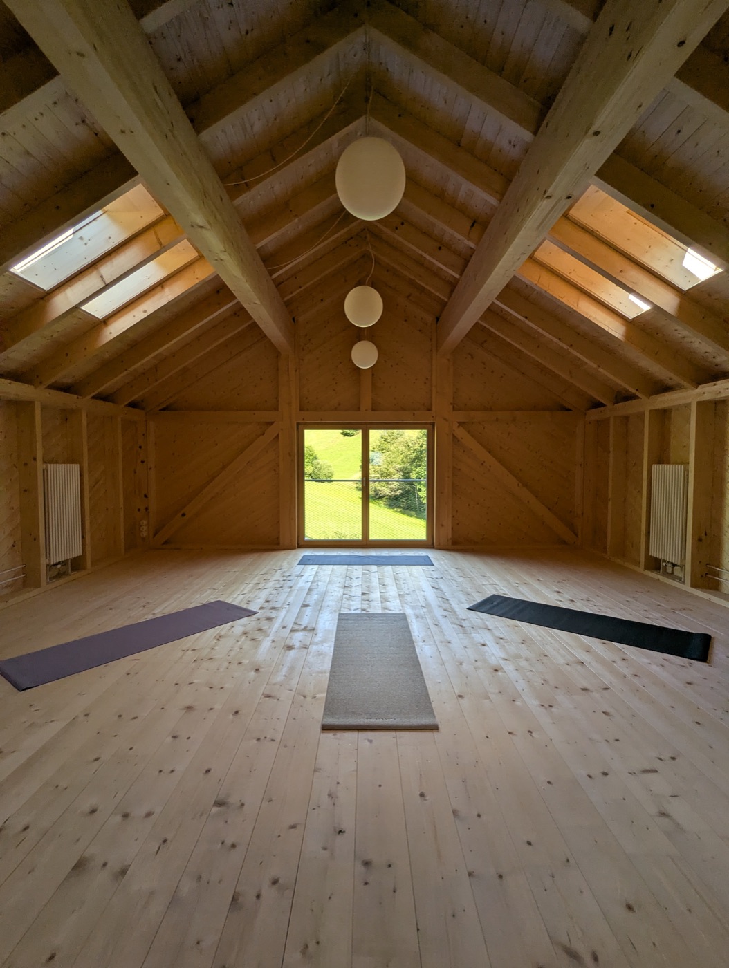 Heller Yoga- und Bewegungsraum mit Bergblick